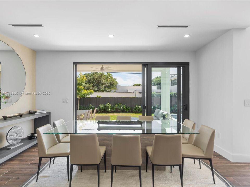 Vendido Recientemente: $2,140,000 (4 camas, 3 baños, 2742 Pies cuadrados)