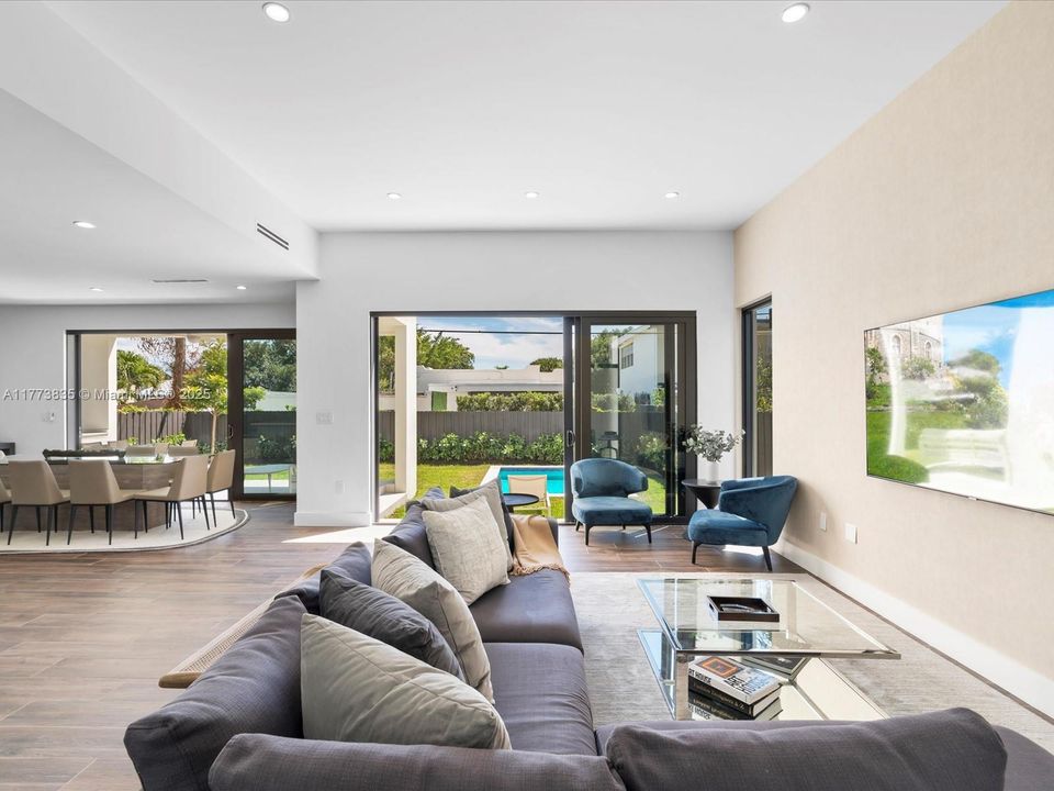 Vendido Recientemente: $2,140,000 (4 camas, 3 baños, 2742 Pies cuadrados)