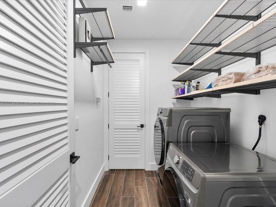 Vendido Recientemente: $2,140,000 (4 camas, 3 baños, 2742 Pies cuadrados)