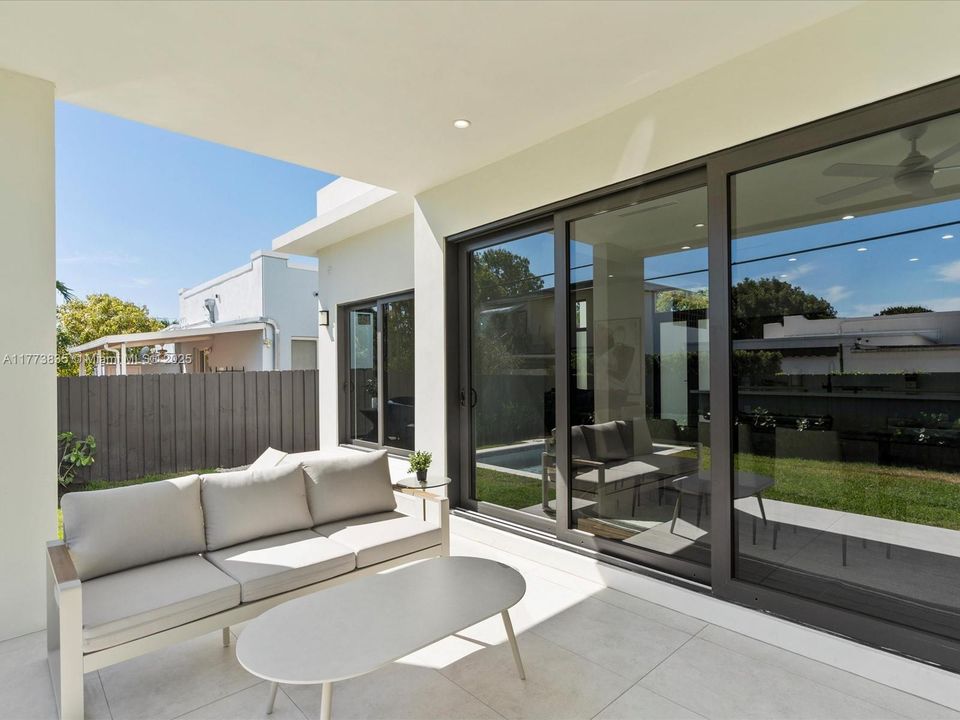 Vendido Recientemente: $2,140,000 (4 camas, 3 baños, 2742 Pies cuadrados)