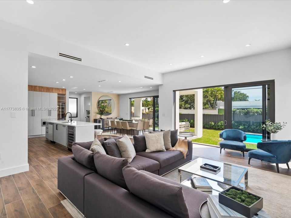 Vendido Recientemente: $2,140,000 (4 camas, 3 baños, 2742 Pies cuadrados)