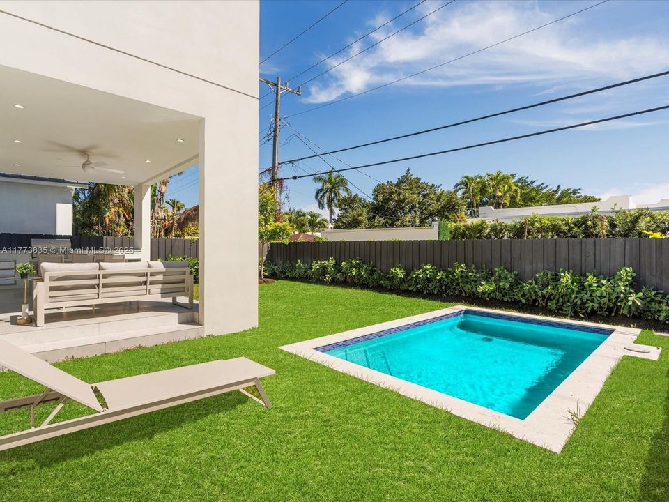 Vendido Recientemente: $2,140,000 (4 camas, 3 baños, 2742 Pies cuadrados)