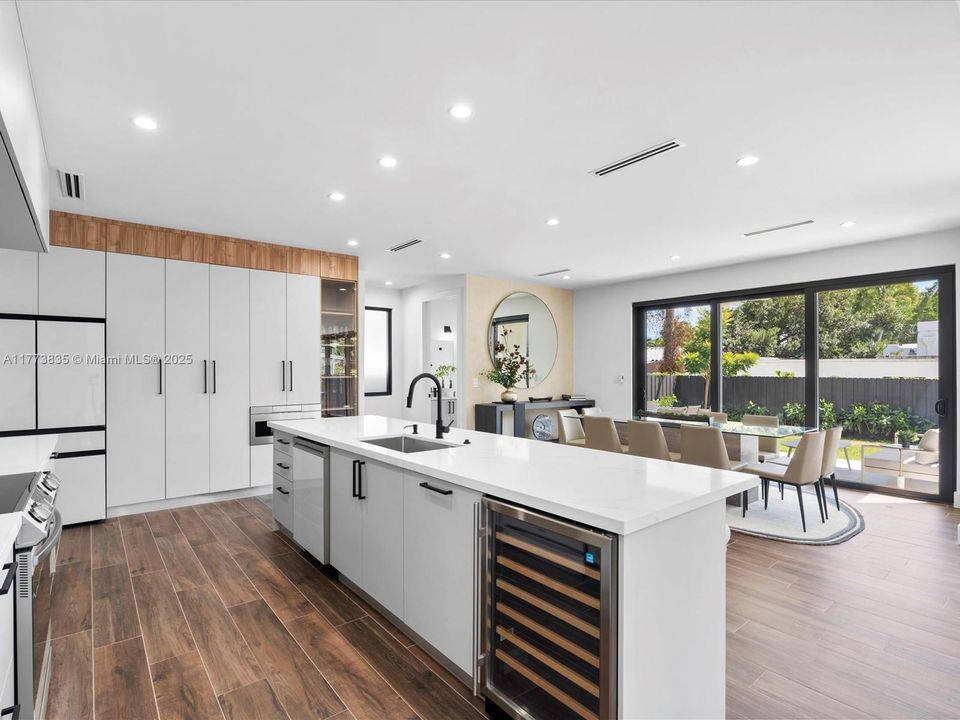 Vendido Recientemente: $2,140,000 (4 camas, 3 baños, 2742 Pies cuadrados)