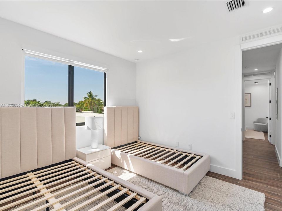 Vendido Recientemente: $2,140,000 (4 camas, 3 baños, 2742 Pies cuadrados)