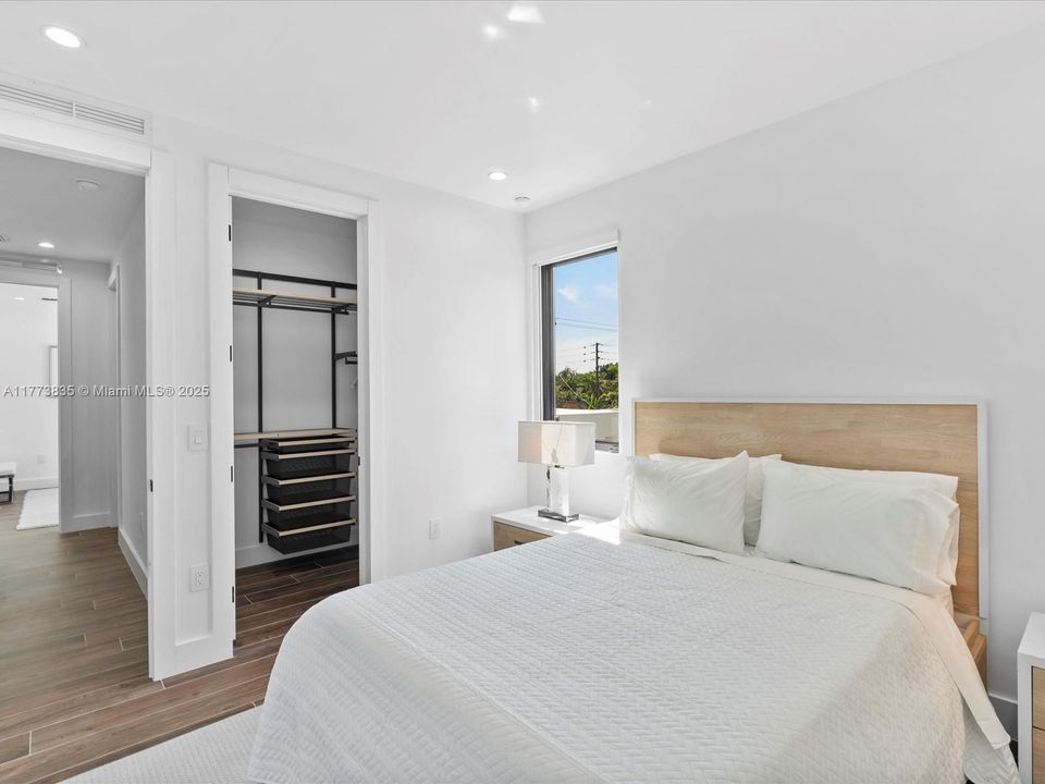 Vendido Recientemente: $2,140,000 (4 camas, 3 baños, 2742 Pies cuadrados)