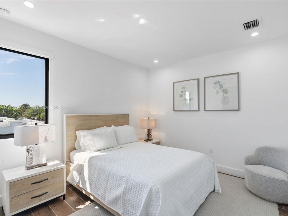 Vendido Recientemente: $2,140,000 (4 camas, 3 baños, 2742 Pies cuadrados)