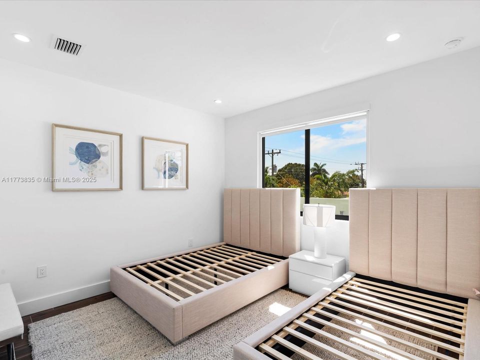 Vendido Recientemente: $2,140,000 (4 camas, 3 baños, 2742 Pies cuadrados)