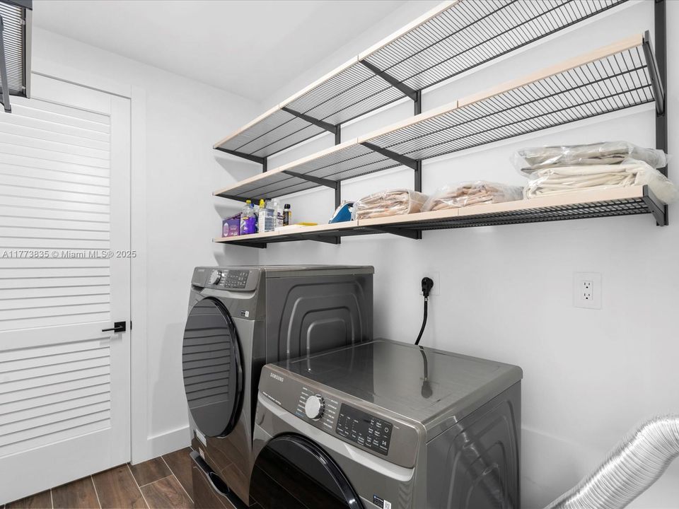 Vendido Recientemente: $2,140,000 (4 camas, 3 baños, 2742 Pies cuadrados)