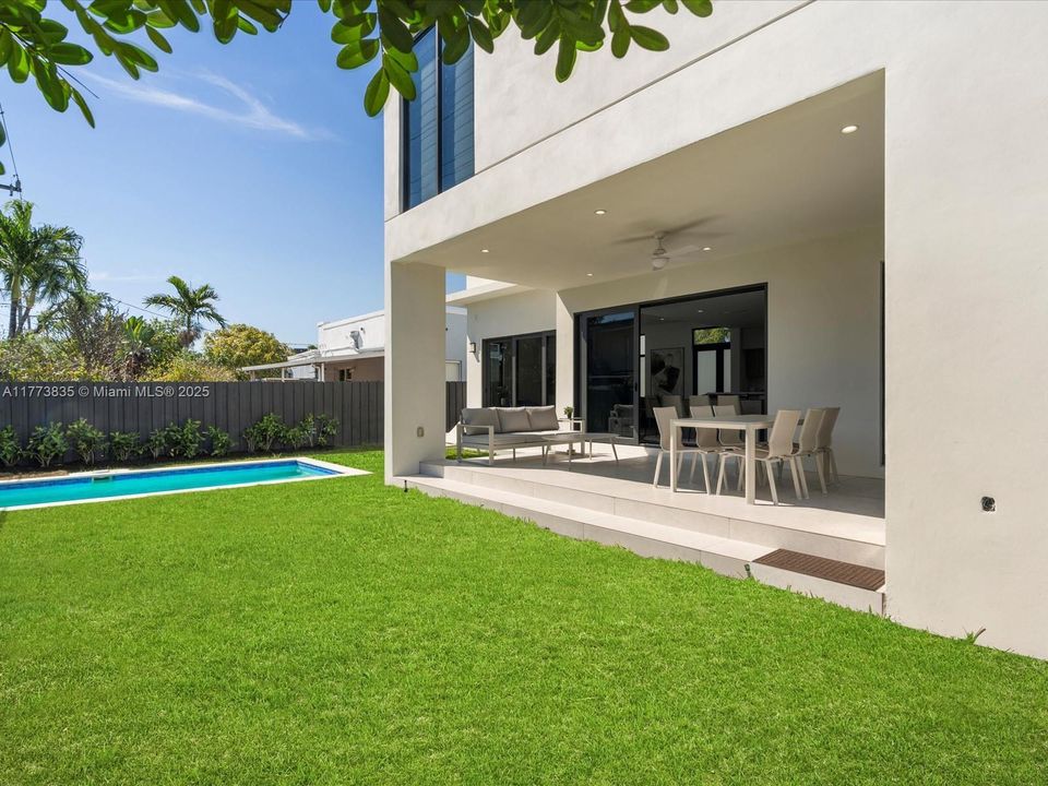 Vendido Recientemente: $2,140,000 (4 camas, 3 baños, 2742 Pies cuadrados)