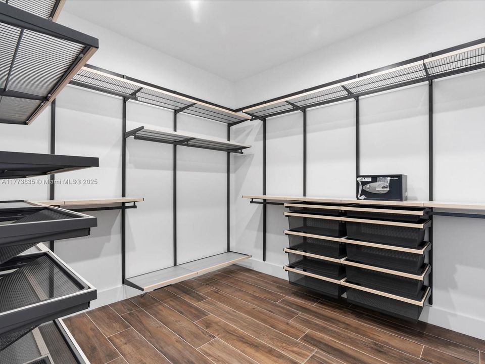 Vendido Recientemente: $2,140,000 (4 camas, 3 baños, 2742 Pies cuadrados)