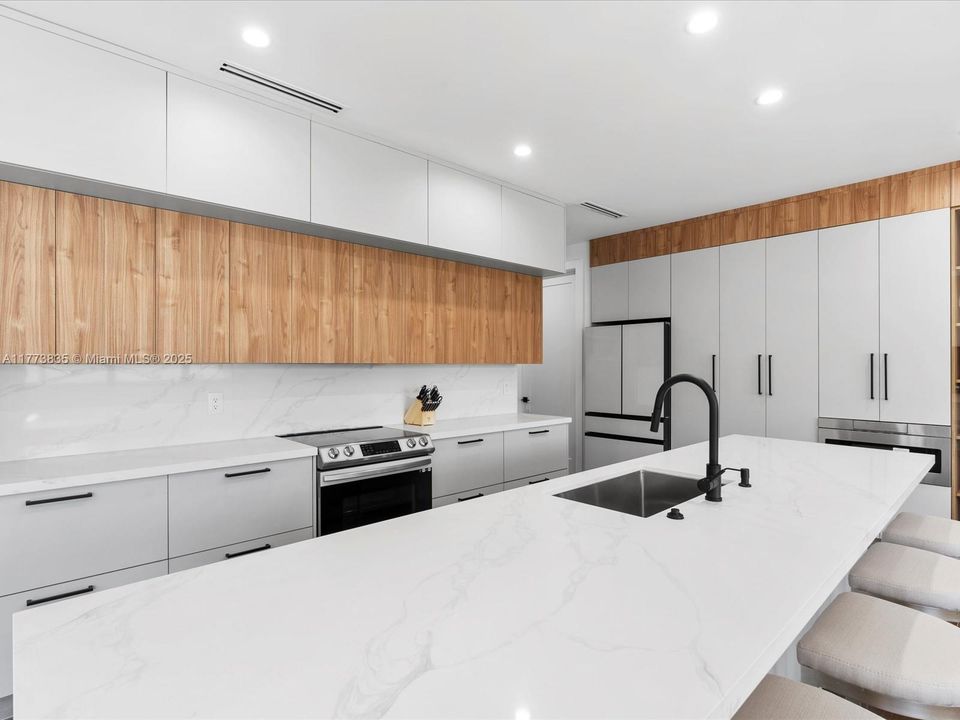 Vendido Recientemente: $2,140,000 (4 camas, 3 baños, 2742 Pies cuadrados)