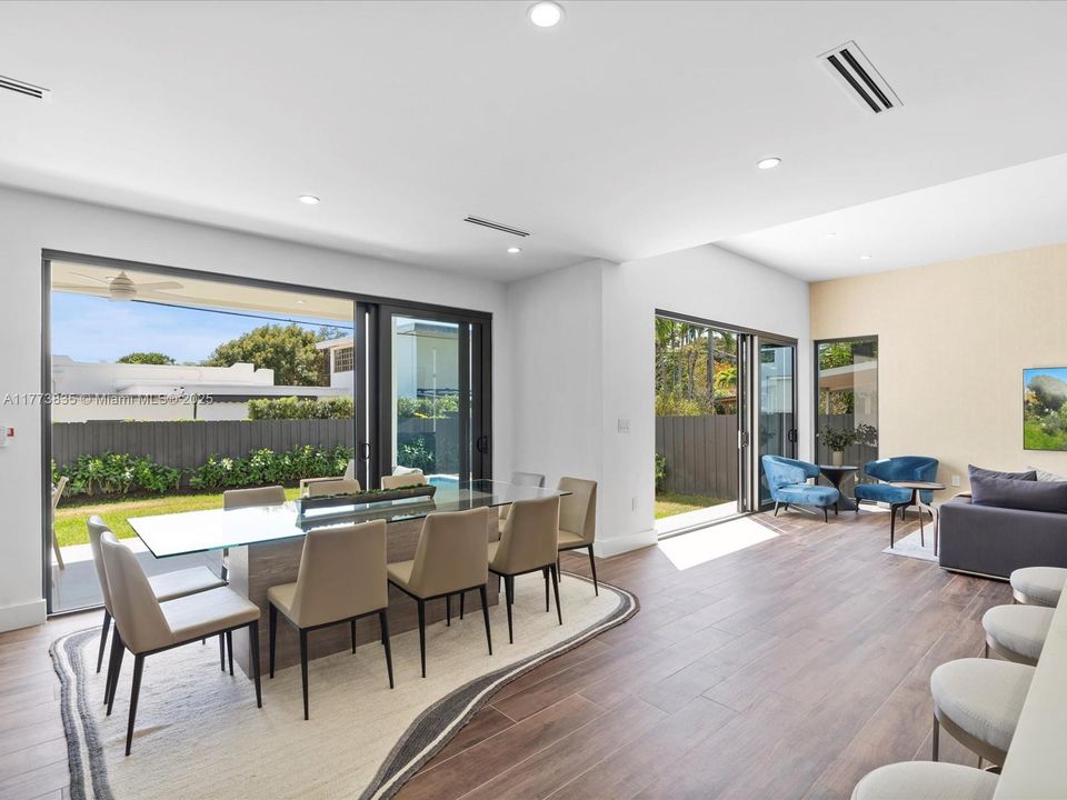 Vendido Recientemente: $2,140,000 (4 camas, 3 baños, 2742 Pies cuadrados)