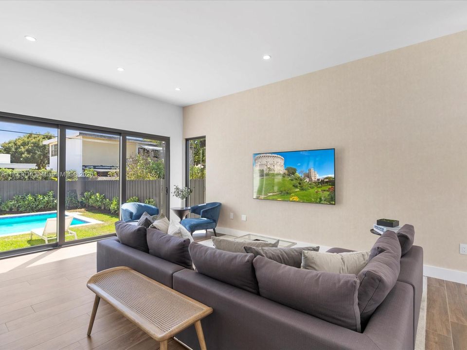 Vendido Recientemente: $2,140,000 (4 camas, 3 baños, 2742 Pies cuadrados)