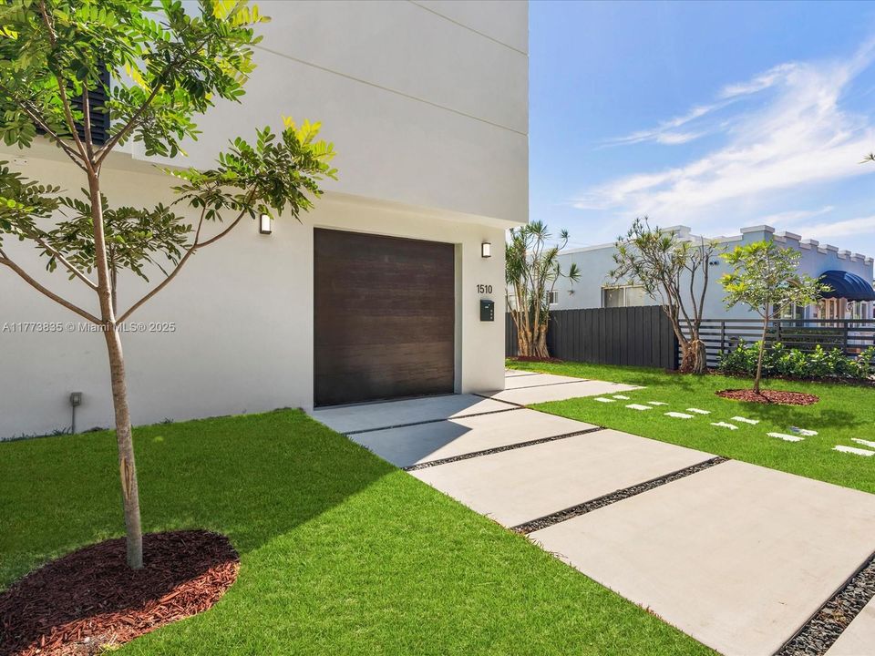 Vendido Recientemente: $2,140,000 (4 camas, 3 baños, 2742 Pies cuadrados)