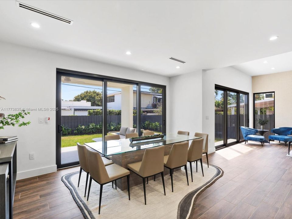 Vendido Recientemente: $2,140,000 (4 camas, 3 baños, 2742 Pies cuadrados)