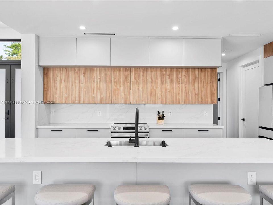 Vendido Recientemente: $2,140,000 (4 camas, 3 baños, 2742 Pies cuadrados)