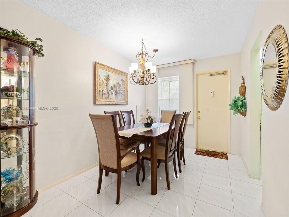 Недавно продано: $149,999 (1 спален, 1 ванн, 720 Квадратных фут)