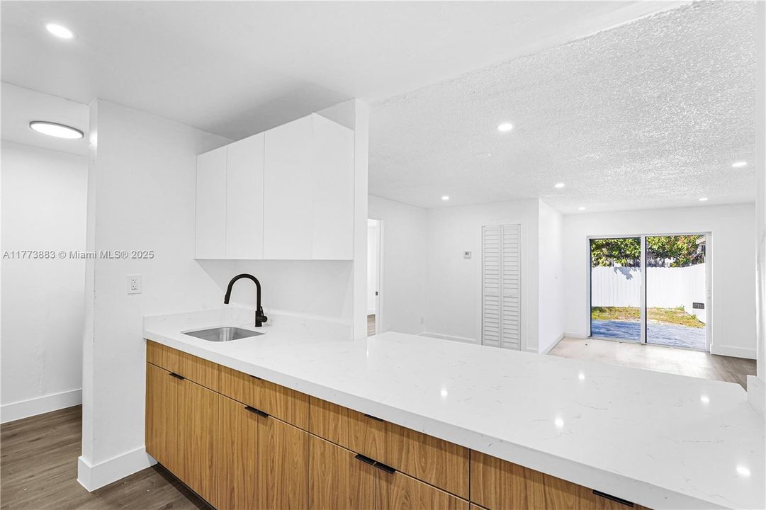 Recently Sold: $369,000 (3 beds, 1 baths, 1152 Square Feet)