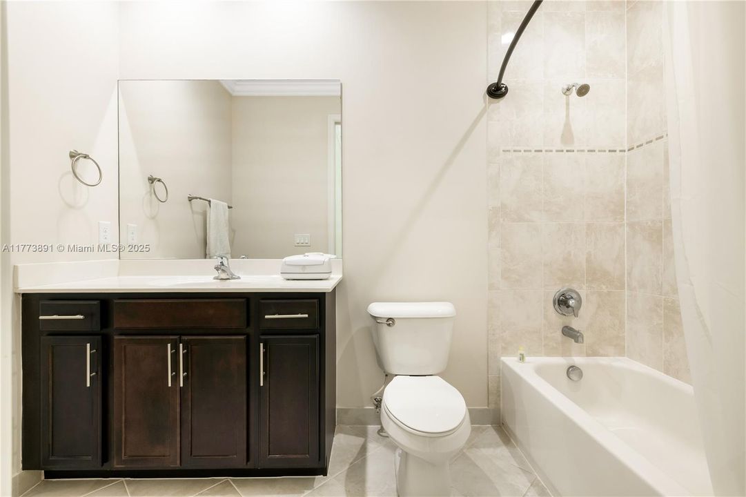 最近售出: $1,075,000 (6 贝兹, 5 浴室, 3976 平方英尺)