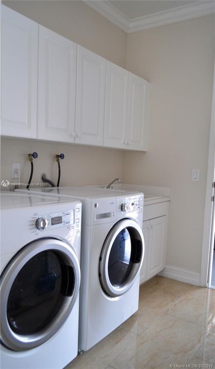 最近售出: $1,075,000 (6 贝兹, 5 浴室, 3976 平方英尺)