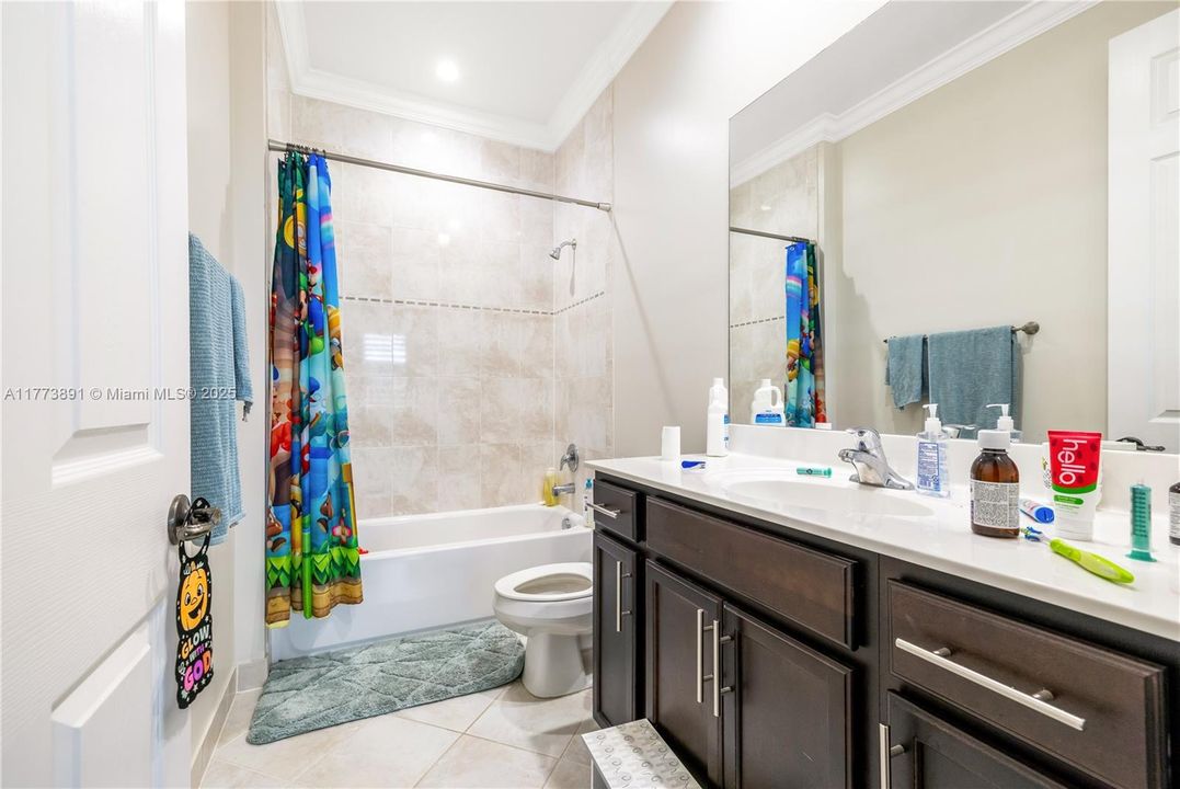 最近售出: $1,075,000 (6 贝兹, 5 浴室, 3976 平方英尺)