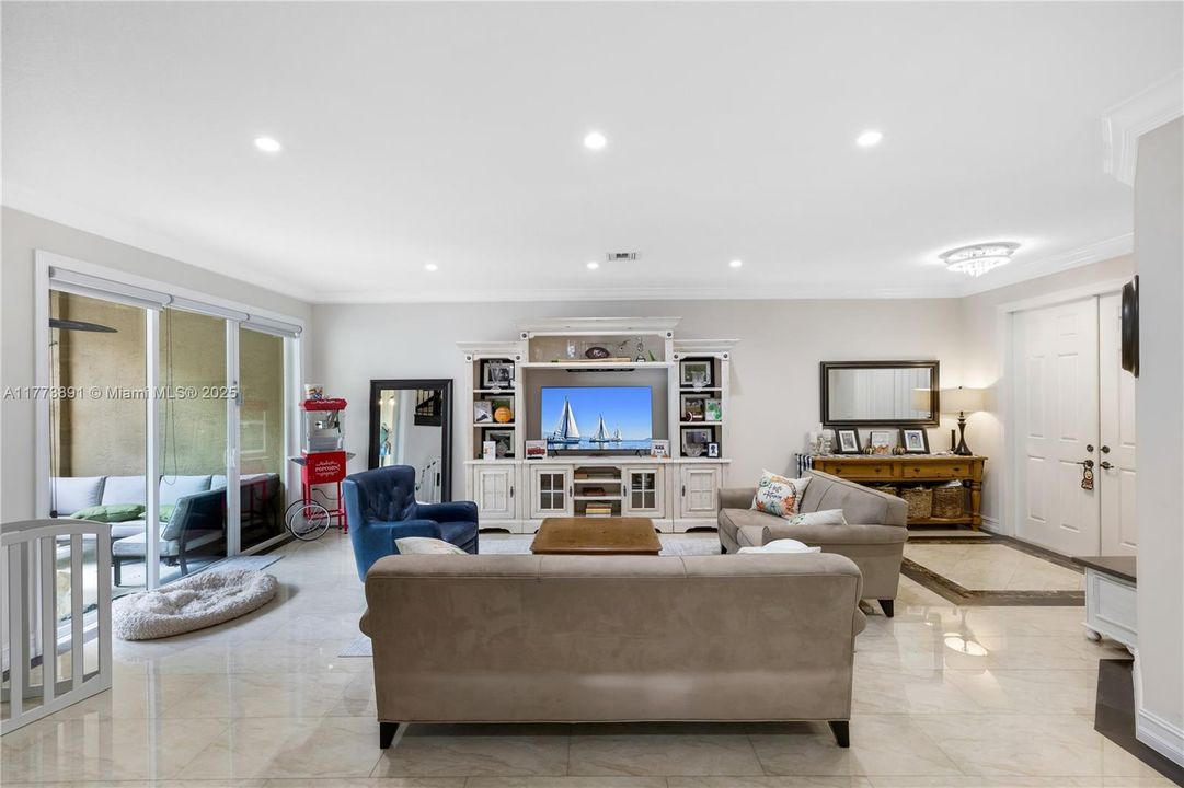 最近售出: $1,075,000 (6 贝兹, 5 浴室, 3976 平方英尺)