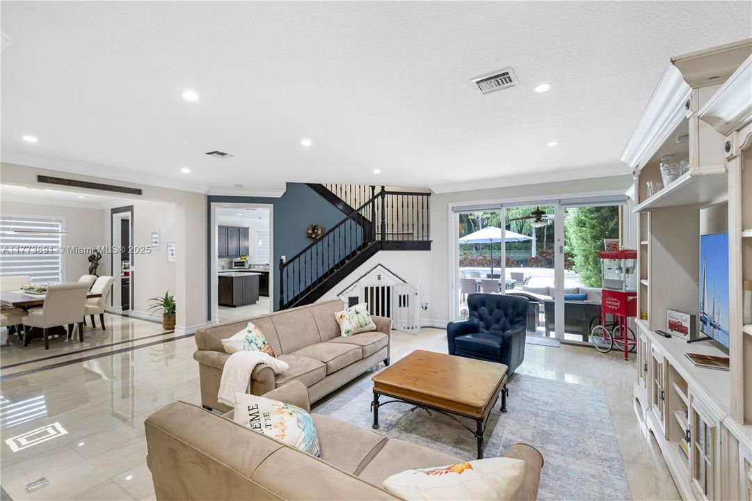 最近售出: $1,075,000 (6 贝兹, 5 浴室, 3976 平方英尺)