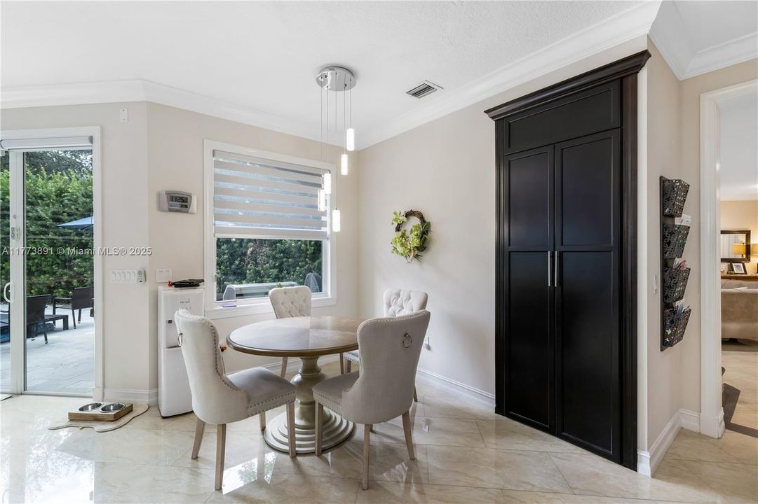 最近售出: $1,075,000 (6 贝兹, 5 浴室, 3976 平方英尺)