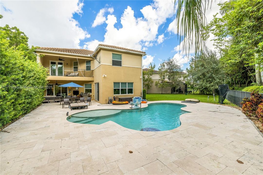 最近售出: $1,075,000 (6 贝兹, 5 浴室, 3976 平方英尺)