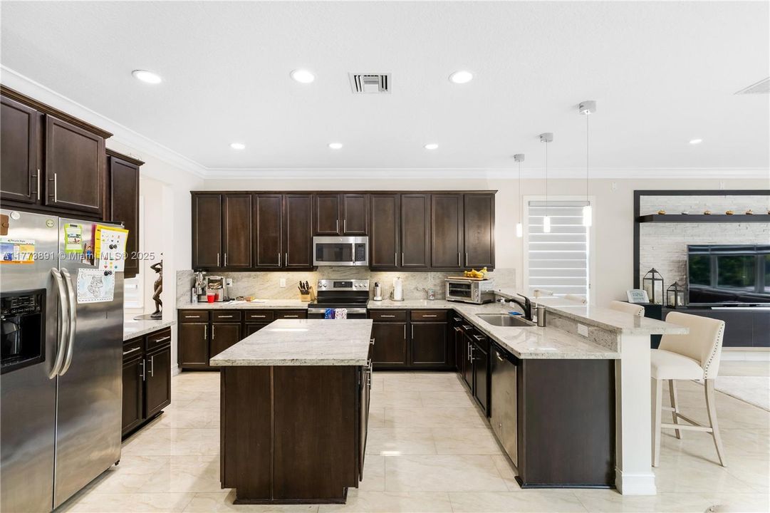 最近售出: $1,075,000 (6 贝兹, 5 浴室, 3976 平方英尺)