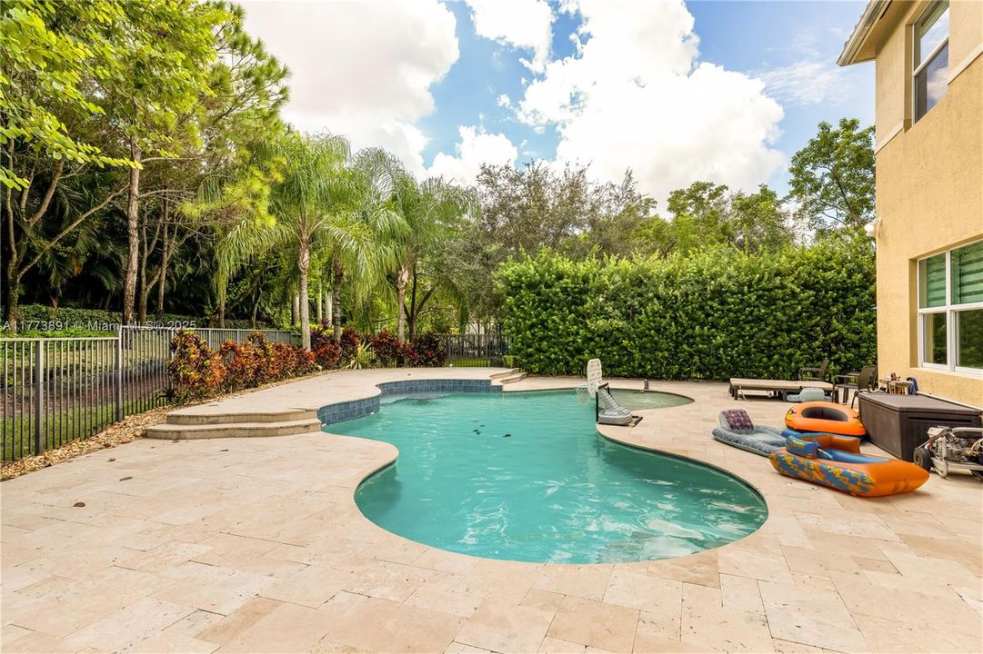 最近售出: $1,075,000 (6 贝兹, 5 浴室, 3976 平方英尺)