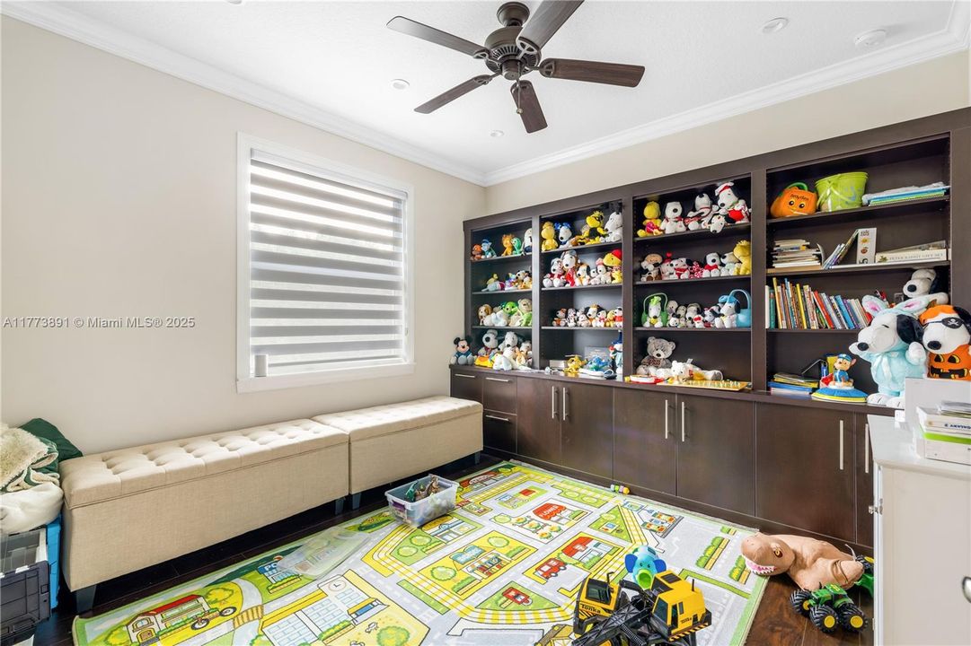 最近售出: $1,075,000 (6 贝兹, 5 浴室, 3976 平方英尺)