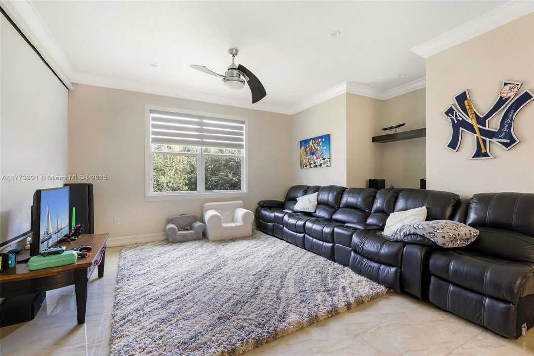 最近售出: $1,075,000 (6 贝兹, 5 浴室, 3976 平方英尺)