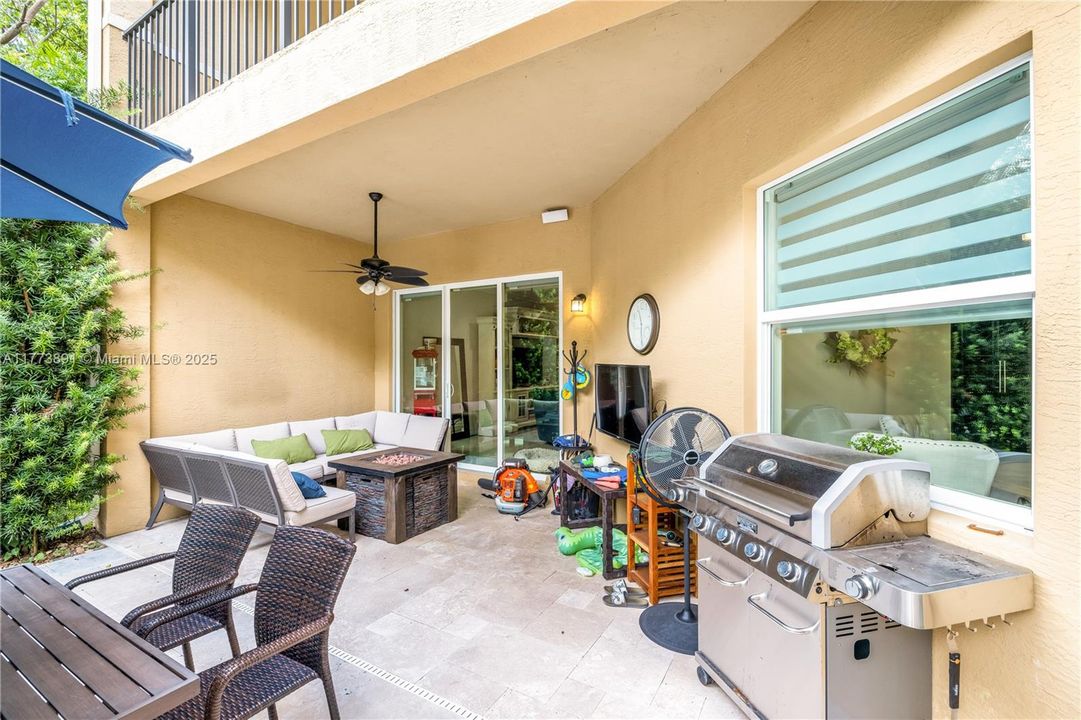 最近售出: $1,075,000 (6 贝兹, 5 浴室, 3976 平方英尺)