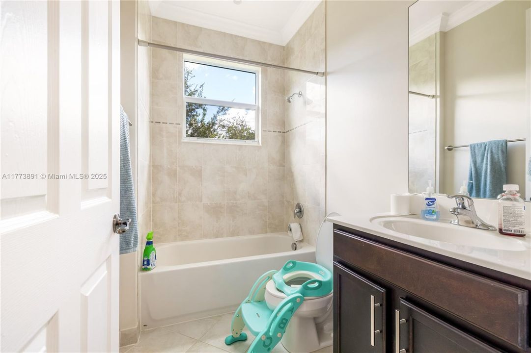 最近售出: $1,075,000 (6 贝兹, 5 浴室, 3976 平方英尺)