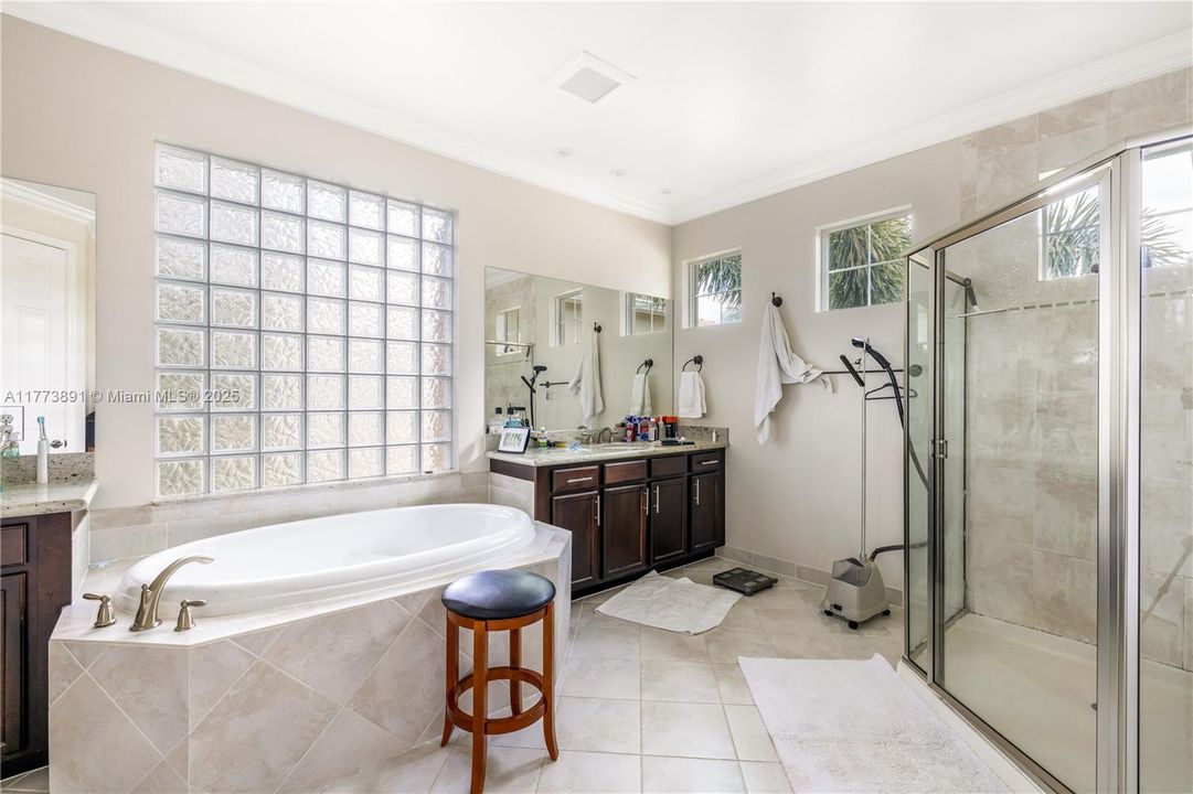 最近售出: $1,075,000 (6 贝兹, 5 浴室, 3976 平方英尺)