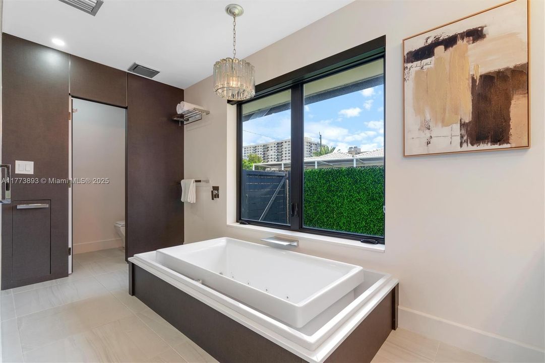 最近售出: $2,600,000 (3 贝兹, 3 浴室, 2232 平方英尺)