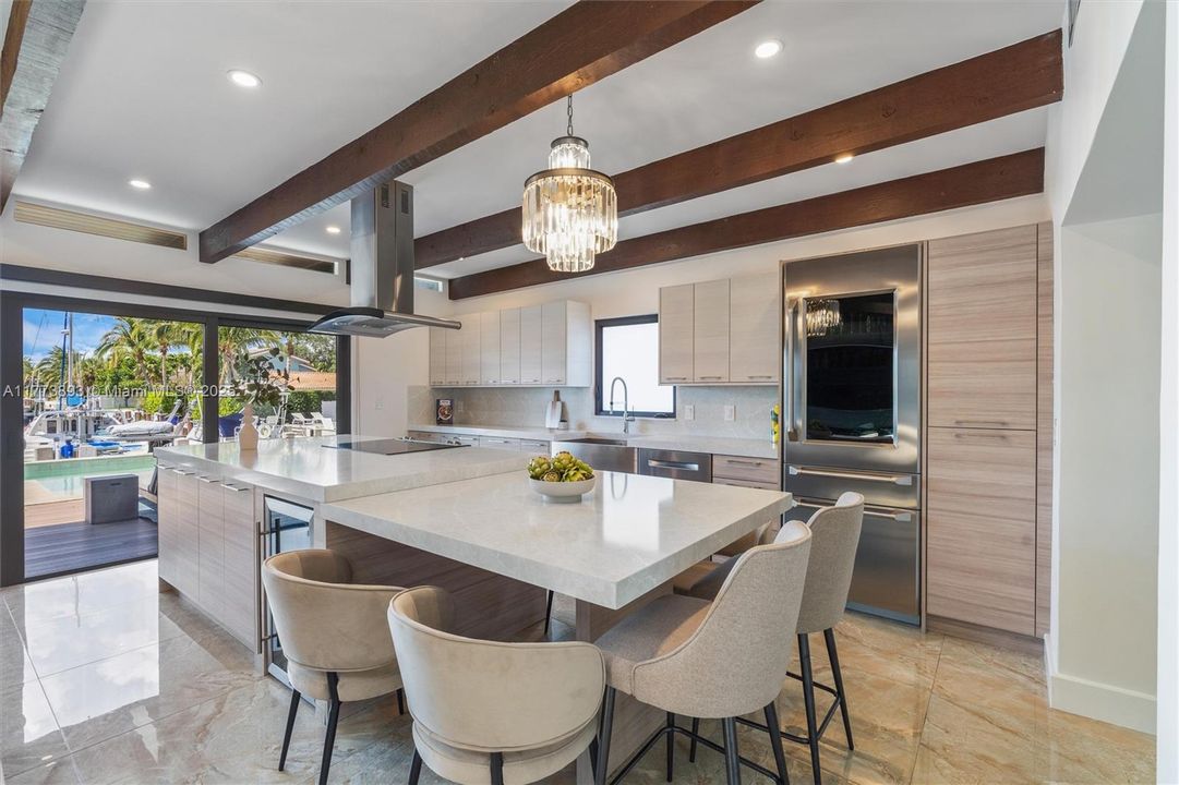 最近售出: $2,600,000 (3 贝兹, 3 浴室, 2232 平方英尺)