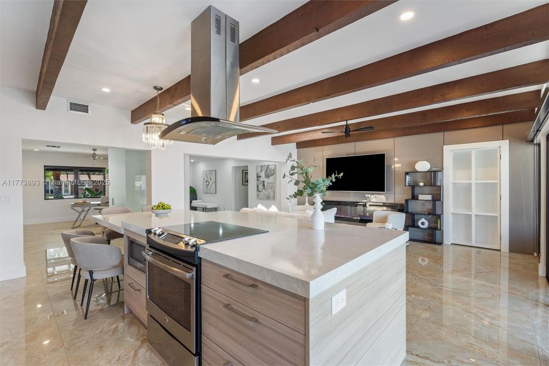 最近售出: $2,600,000 (3 贝兹, 3 浴室, 2232 平方英尺)