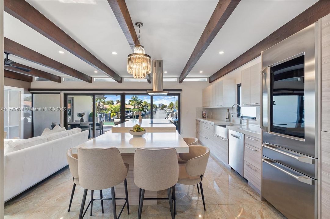 最近售出: $2,600,000 (3 贝兹, 3 浴室, 2232 平方英尺)