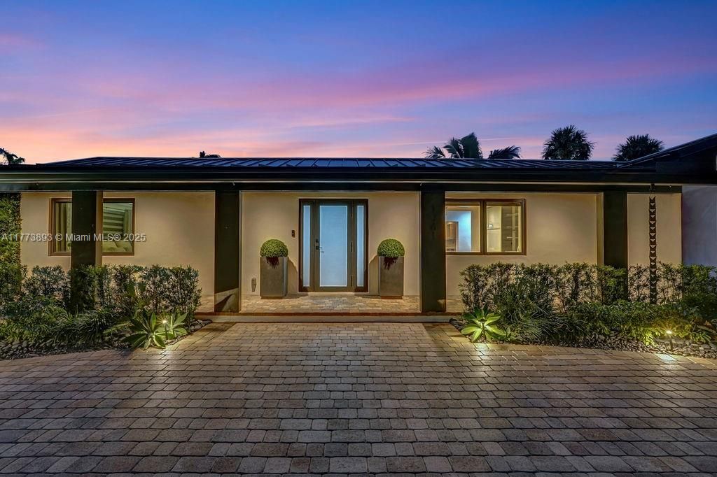 最近售出: $2,600,000 (3 贝兹, 3 浴室, 2232 平方英尺)