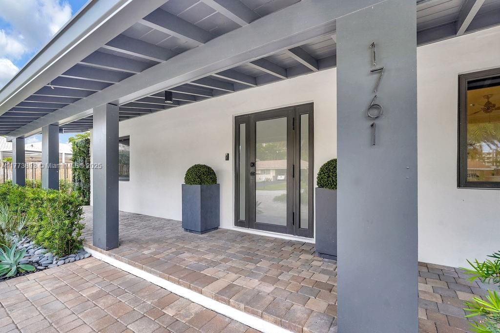 最近售出: $2,600,000 (3 贝兹, 3 浴室, 2232 平方英尺)