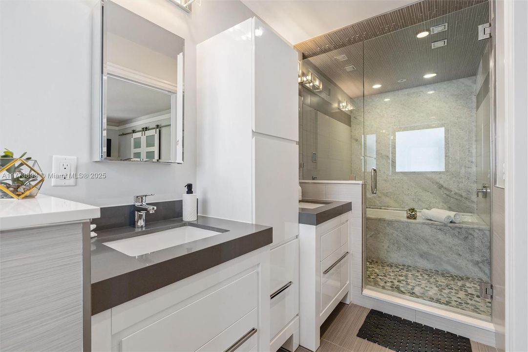 最近售出: $2,600,000 (3 贝兹, 3 浴室, 2232 平方英尺)