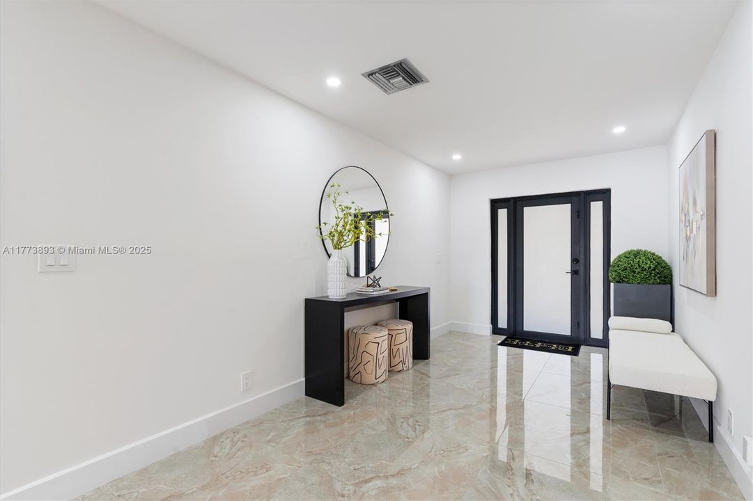 最近售出: $2,600,000 (3 贝兹, 3 浴室, 2232 平方英尺)