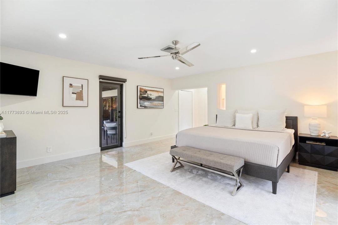 最近售出: $2,600,000 (3 贝兹, 3 浴室, 2232 平方英尺)