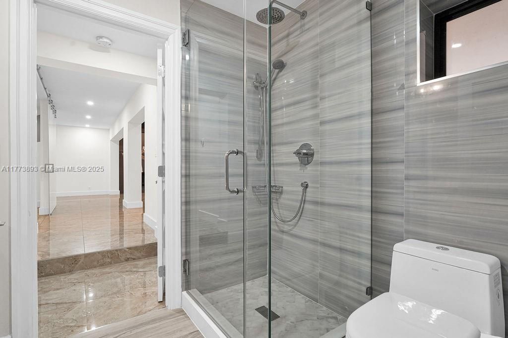 最近售出: $2,600,000 (3 贝兹, 3 浴室, 2232 平方英尺)