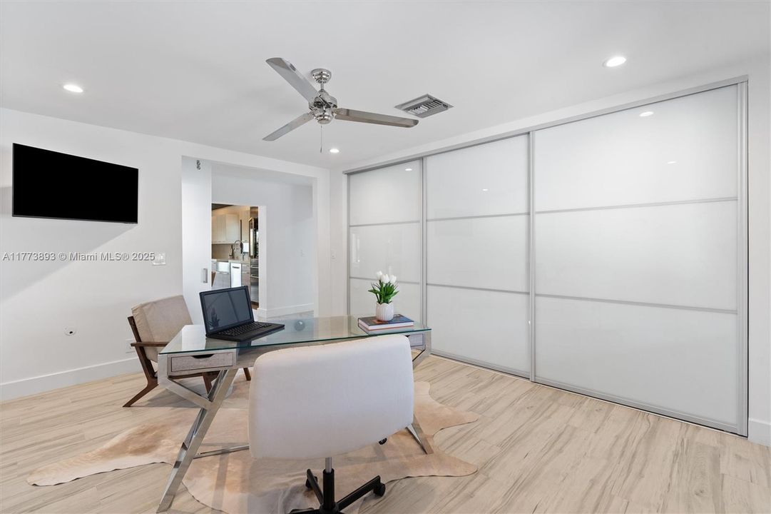 最近售出: $2,600,000 (3 贝兹, 3 浴室, 2232 平方英尺)