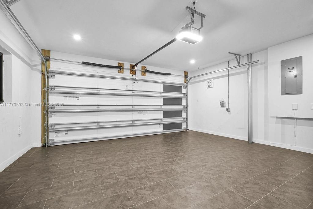 最近售出: $2,600,000 (3 贝兹, 3 浴室, 2232 平方英尺)