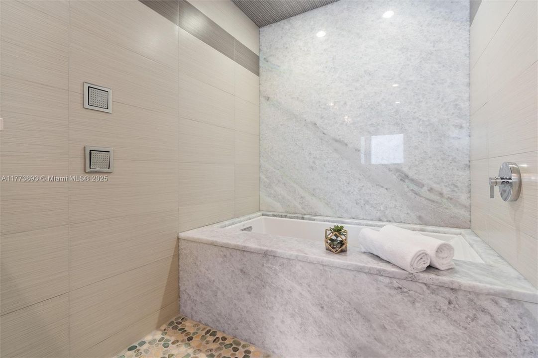 最近售出: $2,600,000 (3 贝兹, 3 浴室, 2232 平方英尺)