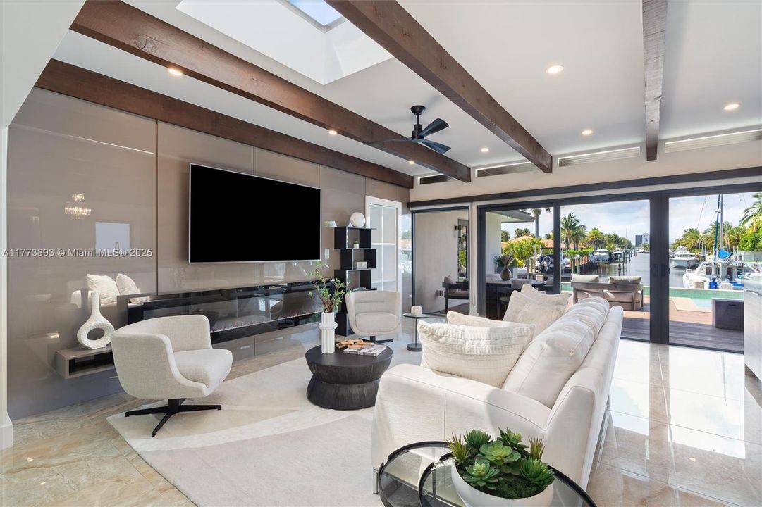 最近售出: $2,600,000 (3 贝兹, 3 浴室, 2232 平方英尺)